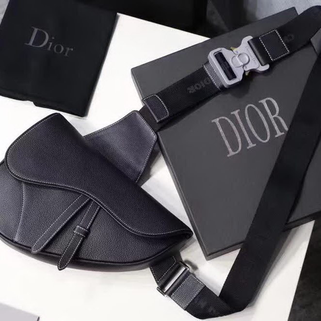 【原版皮】迪奥/Dior 马鞍包,选用颗粒纹小牛皮裁制而成,饰有Christian Dior带扣细节,彰显出自由与独特个性,看起来帅气又低调