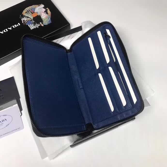 【原版皮】普拉达/Prada 拉链钱夹,选用十字纹小牛皮裁制而成,边角点缀三角散字徽标,经典之作,简单时尚,款号:2ML188