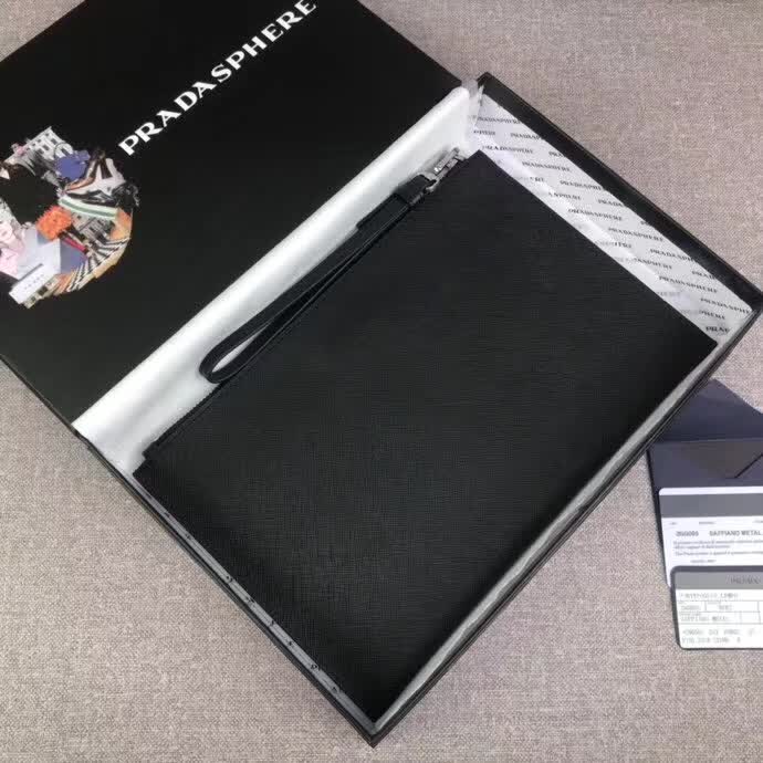 【原版皮】普拉达/Prada 男士手包,选用十字纹小牛皮裁制而成,正面点缀品牌三角徽标,款号:2NG005