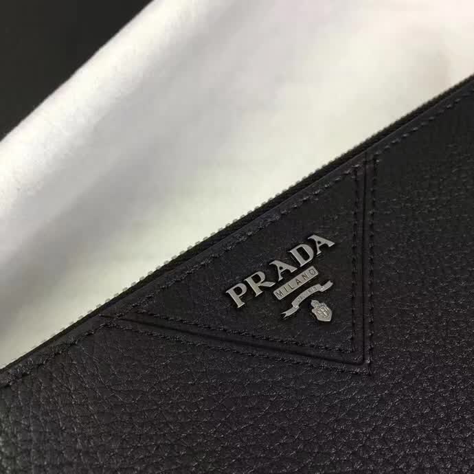 【原版皮】普拉达/Prada 男士手包,选用十字纹小牛皮裁制而成,正面点缀品牌三角散字徽标,款号:2NG05V