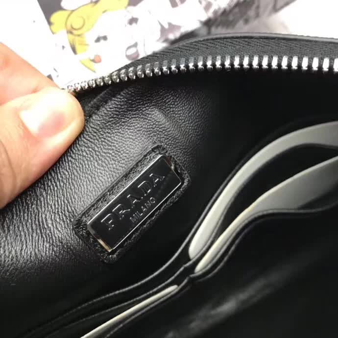 【原版皮】普拉达/Prada 男士手包,选用十字纹小牛皮镶嵌彩带鳄鱼纹裁制而成,经典之作,简单时尚,款号:2NG005