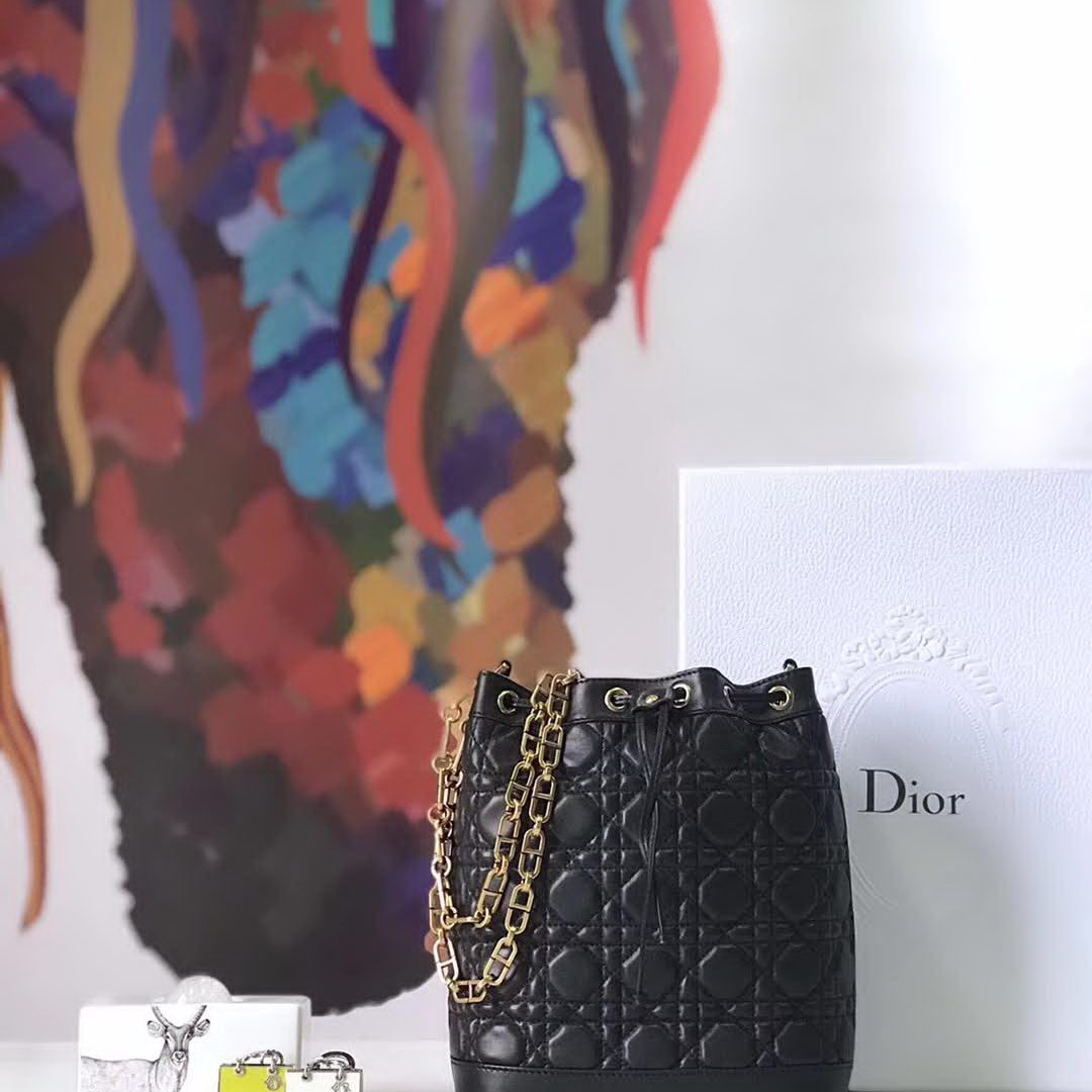 【原版皮】迪奥/Dior 水桶包,选用柔软羊皮精心裁制而成,整个包身绗缝藤格纹,看起来帅气又低调
