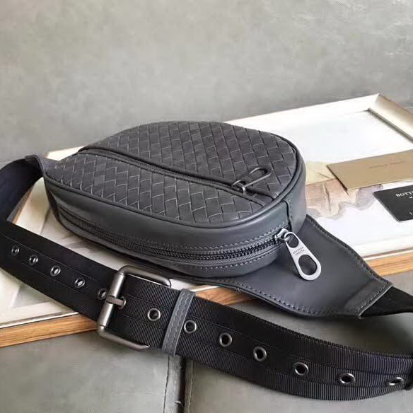 【原版皮】葆蝶家/Bottega Veneta 胸包,经典爆款,选用高光胎牛皮裁制而成,搭配哑锖色五金,所有材料都精挑细选
