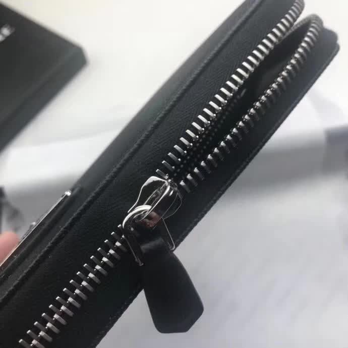 【原版皮】普拉达/Prada 拉链钱夹,选用十字纹小牛皮裁制而成,正面点缀三角唛徽标,经典之作,简单时尚,款号:1M1188