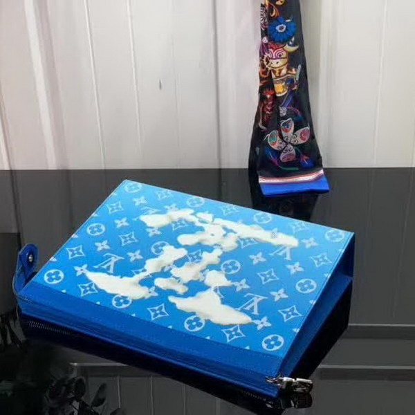 【原版皮】路易威登/LV pochette voyage手袋,以云朵主题焕新手袋设计,再令缥缈如云的品牌标识浮现于Monogram帆布背景,口袋和卡位实现有序收纳,款号:M45480