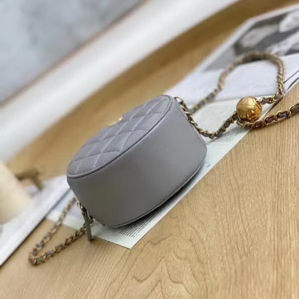 【原版皮】香奈儿/Chanel 金球系列小圆饼包,采用小羊皮精心裁制而成,柔软细腻搭配这季最火爆的链条,神奇的小金球能控制肩带长短,平时出门带的口红车钥匙纸巾都能放,款号:AS0366