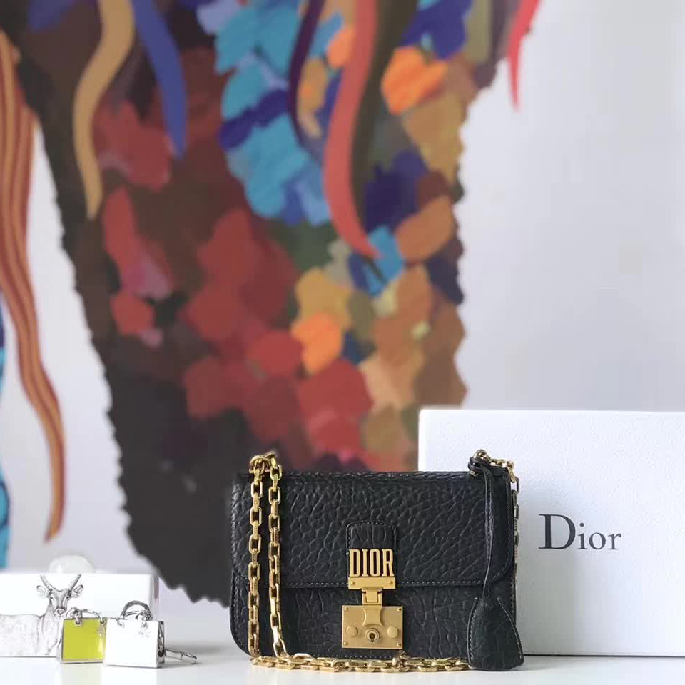 【原版皮】迪奥/Dior 链条包,选用大象纹小牛皮裁制而成,饰以精致又摩登复古品牌标识锁扣,很有年代感,搭配链条肩带,真是perfect,款号:M5816