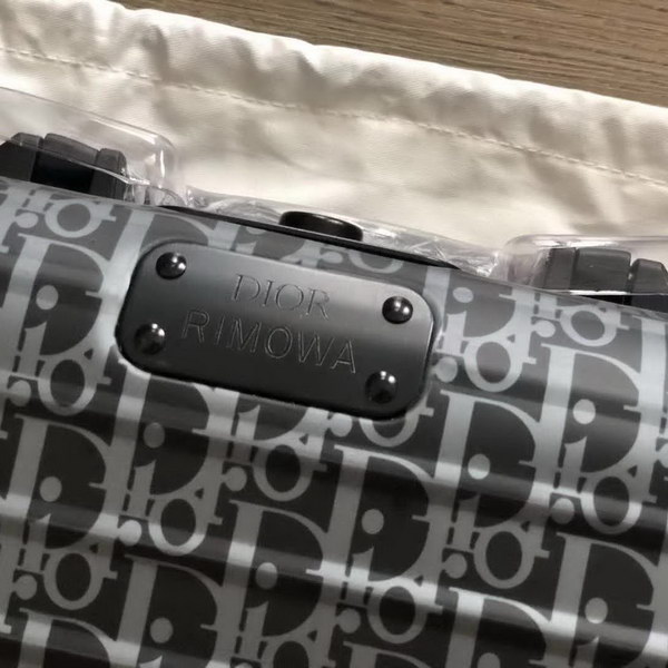 迪奥Dior X 日默瓦/RiMoWa 独家定制款化妆箱,汇集艺术,时尚与设计,领先时装周发售,体现精湛的手工匠艺和专业技术