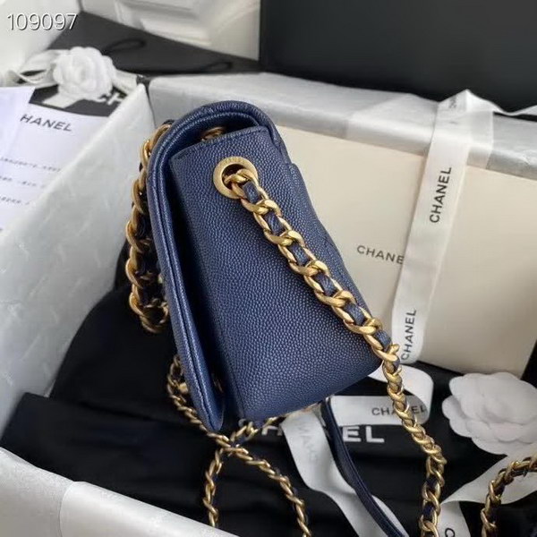 【原版皮】香奈儿/Chanel 新款口盖包,选用牛皮颗粒经过特殊工艺抛光,皮面略微亮闪闪,增加了耐磨度同时又超质感,经典的菱格纹设计,双C纽扣设计,19的皮穿金属粗链条,款号:AS1895