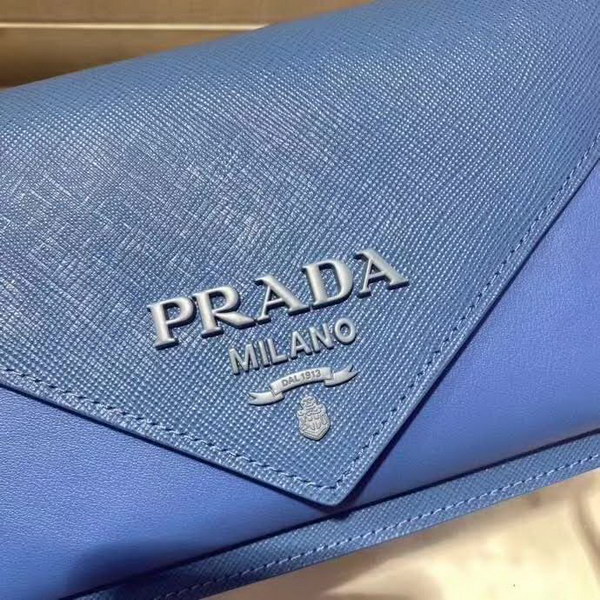 【原版皮】普拉达/Prada 肩背包,诠释精致的极简主义设计格调,一枚金属徽标点缀其上,昭示品牌身份,可拆卸可调式皮革肩带,又可当手包,内配可拆卸镜子,款号: 1BP020