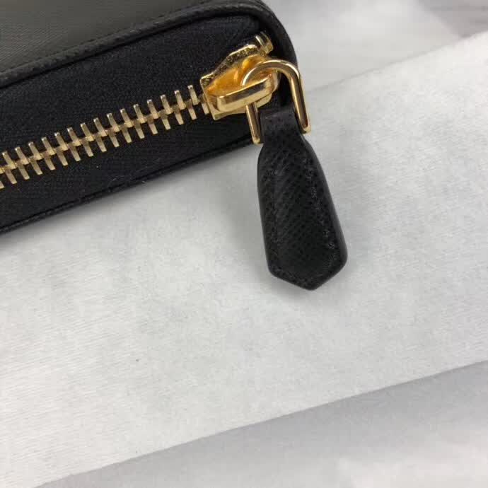 【原版皮】普拉达/Prada 拉链钱夹,选用十字纹小牛皮裁制而成,正面点缀三角唛徽标,经典之作,简单时尚,款号:1ML506
