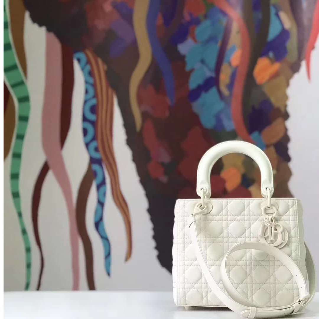 【原版皮】迪奥/Dior 戴妃包,磨砂系列,选用小牛皮绗缝藤格纹,饰有 Ultra matte 饰面金属配饰