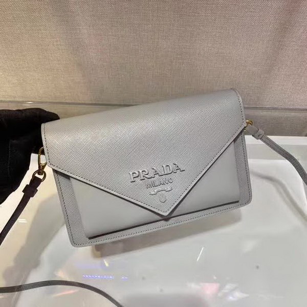 【原版皮】普拉达/Prada 肩背包,诠释精致的极简主义设计格调,一枚金属徽标点缀其上,昭示品牌身份,可拆卸可调式皮革肩带,又可当手包,内配可拆卸镜子,款号: 1BP020