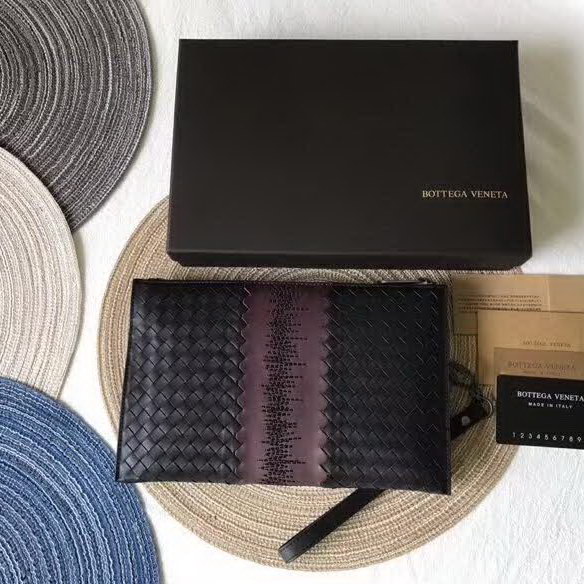 【原版皮】宝缇嘉/Bottega Veneta 手包,经典爆款,选用打蜡牛皮裁制而成,点缀刺绣格纹图案,款号:30629