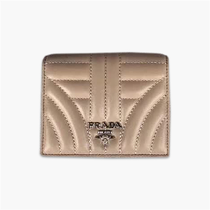 【原版皮】普拉达/Prada 短款钱夹,选用纳帕牛皮裁制而成,点缀散字唛徽标,精湛走线均匀整齐,款号:1MV204