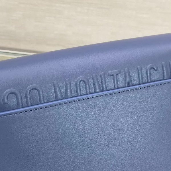 【原版皮】迪奥/Dior bobby 手袋,复古CD logo,硬挺的包身,五金做旧增加了复古感,不易磨损,采用光面牛皮革精心制作,饰以复古金色五金配件提升格调,柔软而富有质感,点缀有军装风格搭扣,款号:M9317