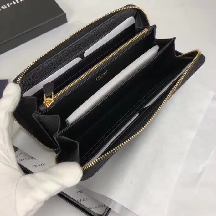 【原版皮】普拉达/Prada 拉链钱夹,选用十字纹小牛皮裁制而成,正面点缀三角唛徽标,经典之作,简单时尚,款号:1ML506