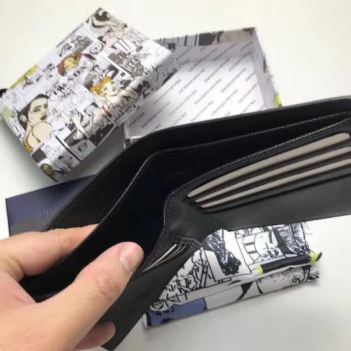 【原版皮】普拉达/Prada 短款钱夹，选用十字纹小牛皮镶嵌彩带鳄鱼纹裁制而成，经典之作，简单时尚，款号：2M0513