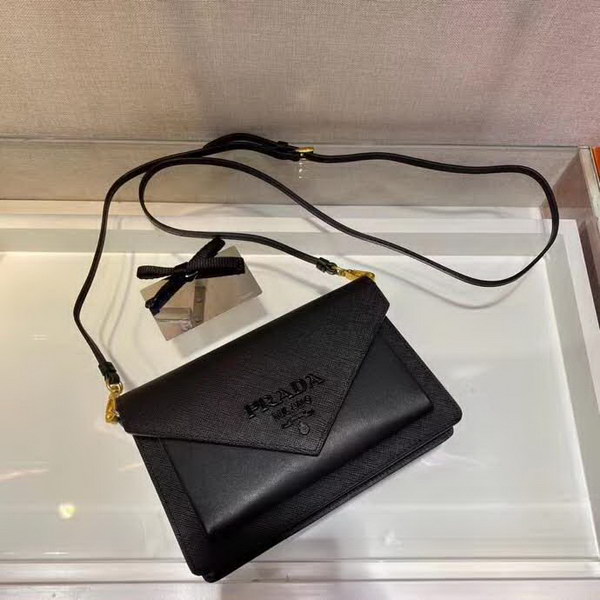 【原版皮】普拉达/Prada 肩背包,诠释精致的极简主义设计格调,一枚金属徽标点缀其上,昭示品牌身份,可拆卸可调式皮革肩带,又可当手包,内配可拆卸镜子,款号: 1BP020