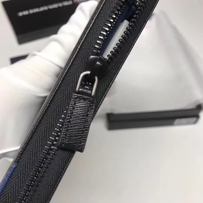 【原版皮】普拉达/Prada 拉链钱夹,选用十字纹小牛皮裁制而成,边角点缀三角散字徽标,经典之作,简单时尚,款号:2ML188