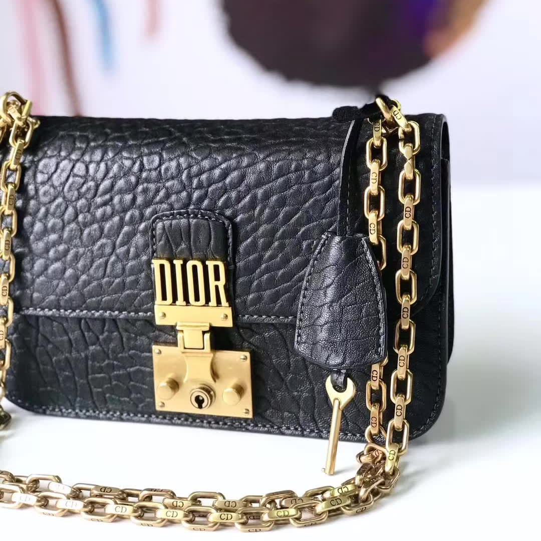 【原版皮】迪奥/Dior 链条包,选用大象纹小牛皮裁制而成,饰以精致又摩登复古品牌标识锁扣,很有年代感,搭配链条肩带,真是perfect,款号:M5816