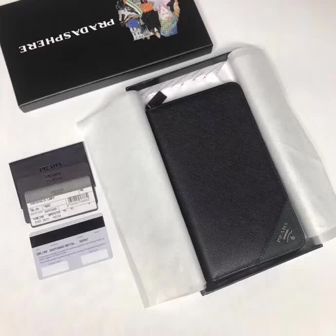 【原版皮】普拉达/Prada 拉链钱夹,选用十字纹小牛皮裁制而成,边角点缀三角散字徽标,经典之作,简单时尚,款号:2ML188