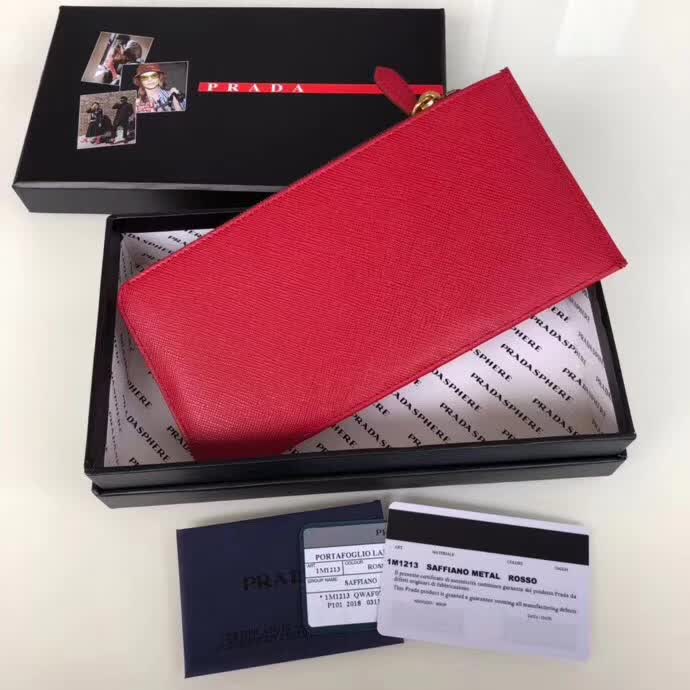 【原版皮】普拉达/Prada 卡包，男女通用款，选用十字纹牛皮裁制而成，点缀金色散字唛徽标，超大容量