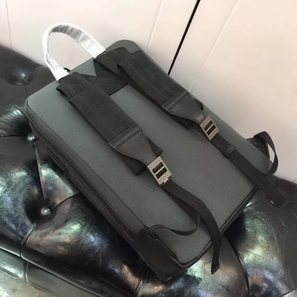 【原版皮】宝缇嘉/BV 男士双肩包,运用Meridian工艺制作,色彩绚丽,高度实用的同时又不失时尚风采,标志性刻花金属夹扣闭合,柔软加衬,有效保护高科技设备,款号:80187708