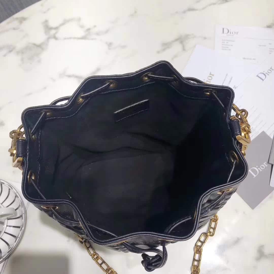 【原版皮】迪奥/Dior 水桶包,选用柔软羊皮裁制而成,全新包型,火遍时尚圈的复古潮流感,款号:M1693
