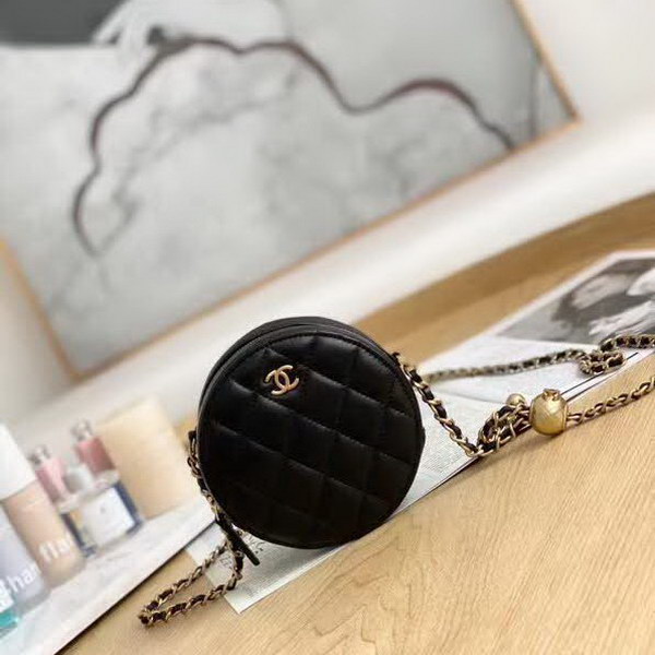 【原版皮】香奈儿/Chanel 金球系列小圆饼包,采用小羊皮精心裁制而成,柔软细腻搭配这季最火爆的链条,神奇的小金球能控制肩带长短,平时出门带的口红车钥匙纸巾都能放,款号:AS0366