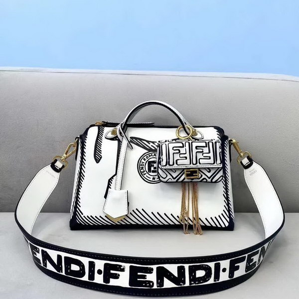 【原版皮】芬迪/Fendi 加州天空系列手提波士顿包,以撞色黑色图形轮廓,营造二维效果,白色皮革进口原料制作,单拉链轻松开,内部宽敞,配有提手和可调节肩带,斜挎手提皆,挂饰,字母肩带需另行购买,款号: 2580