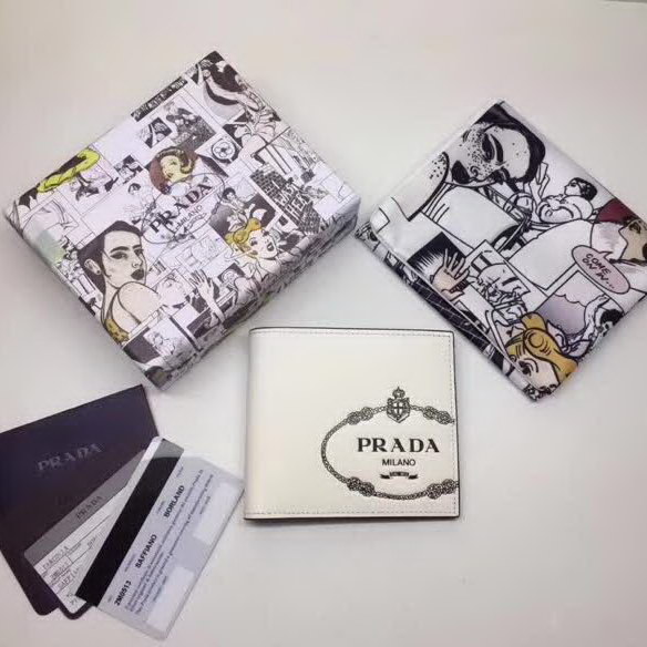 【原版皮】普拉达/Prada 短款钱夹,选用十字纹牛皮裁制而成,饰以黑色经典丝印徽标,风格优雅简约,款号:2M0513