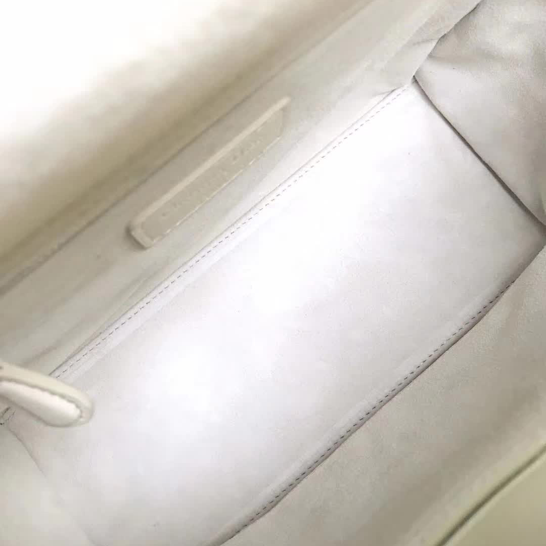 【原版皮】迪奥/Dior 戴妃包,磨砂系列,选用小牛皮绗缝藤格纹,饰有 Ultra matte 饰面金属配饰