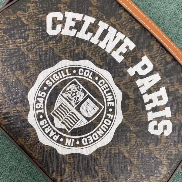 【原版皮】赛琳/Celine 老花系斜挎包,颜值爆表,整个包以凯旋门标志为主,包边以棕色为主围绕开口,焦糖棕色搭配老花添加了复古元素,款号:191522