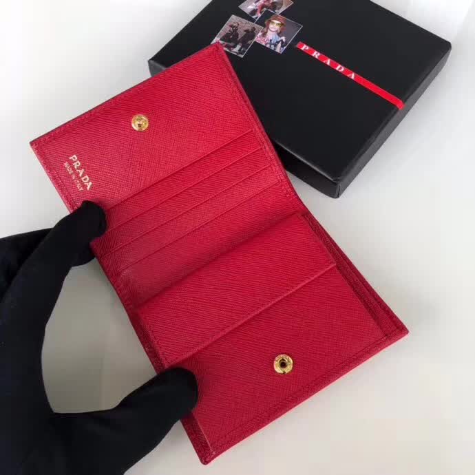 【原版皮】普拉达/Prada 短款钱夹,选用十字纹小牛皮裁制而成,点缀金色散字唛徽标,简单实用,提升个人品味的一款,款号:1M0204