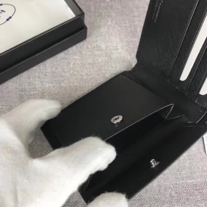 【原版皮】普拉达/Prada 短款钱夹,选用十字纹小牛皮裁制而成,边角点缀散字唛徽标,经典之作,简单时尚,款号:2M0738