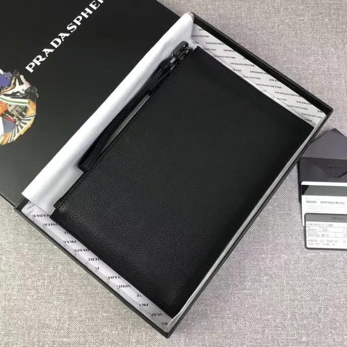 【原版皮】普拉达/Prada 男士手包,选用十字纹小牛皮裁制而成,正面点缀品牌三角散字徽标,款号:2NG05V