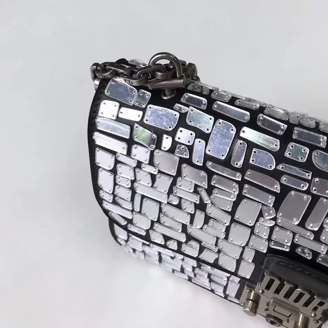 【原版皮】迪奥/Dior 链条包,选用小牛皮裁制而成,饰以不规则珠片,很有年代感,搭配链条肩带,真是perfect