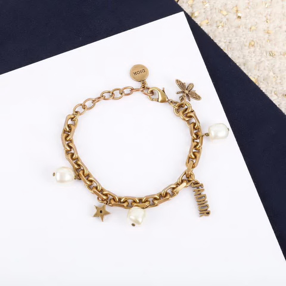 20秋季最新专柜款-Dior真心每款设计都很让人欣喜,这个手链看起来普普通通,光订珍珠就花了很久时间,五金一起设计,整体给人清新脱俗,不失时尚,调节链条,适合任何手腕,非常推荐