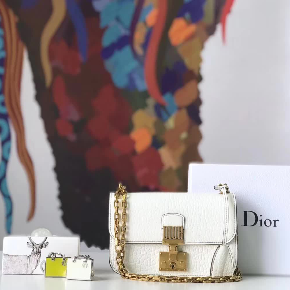 【原版皮】迪奥/Dior 链条包,选用大象纹小牛皮裁制而成,饰以精致又摩登复古品牌标识锁扣,很有年代感,搭配链条肩带,真是perfect,款号:M5816