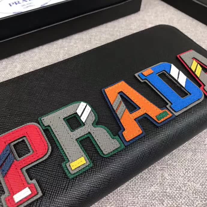 【原版皮】普拉达/Prada 拉链钱夹,选用十字纹小牛皮裁制而成,绗缝特别的皮革徽标设计凸显个性,时尚炫酷,就是要你好看,款号:2ML317