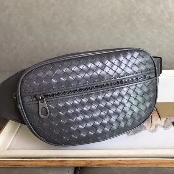 【原版皮】葆蝶家/Bottega Veneta 胸包,经典爆款,选用高光胎牛皮裁制而成,搭配哑锖色五金,所有材料都精挑细选