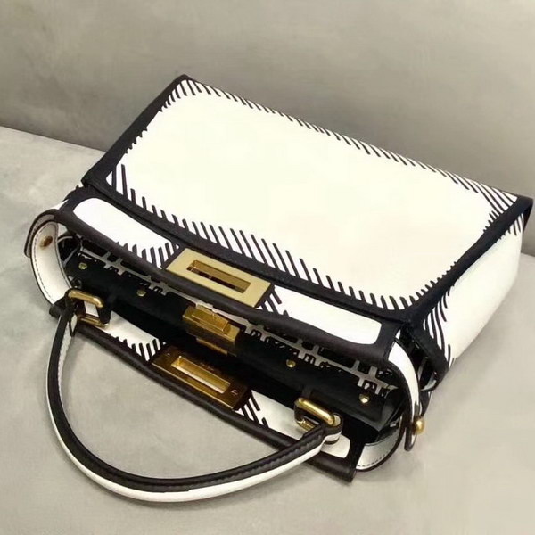 【原版皮】芬迪/Fendi 加州天空系列手Peekaboo手袋,白色皮革材质,以对比鲜明的黑色图形轮廓为特色,营造出二维效果,两侧则缀以经典的扭锁,内衬饰有黑色图形轮廓,构成FF图案,挂饰,字母肩带需另行购买,款号: 8306M