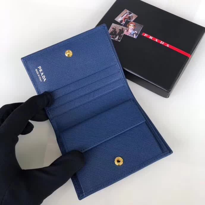 【原版皮】普拉达/Prada 短款钱夹,选用十字纹小牛皮裁制而成,点缀金色散字唛徽标,简单实用,提升个人品味的一款,款号:1M0204
