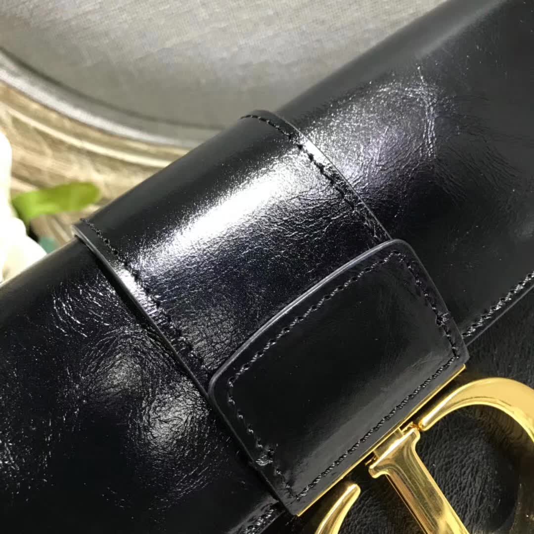 【原版皮】迪奥/Dior 30 Montaigne链条包,选用裂纹亮皮牛皮裁制而成,饰以标志性“CD”字母锁扣,款号:M5683