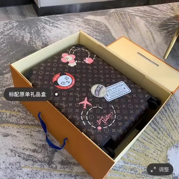 路易威登/LV Horizon 50拉杆箱,以个性创意革传奇经典,为标志性Monogram帆布点缀旅行贴饰,皮革边角保护和超大外置拉杆丰富智慧细节,打造优雅且实用的旅行伴侣