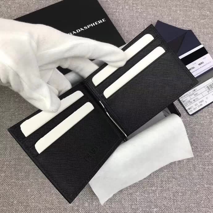 【原版皮】普拉达/Prada 金属钱夹,选用十字纹小牛皮裁制而成,边角饰三角珐琅涂层徽标,款号:2MN077