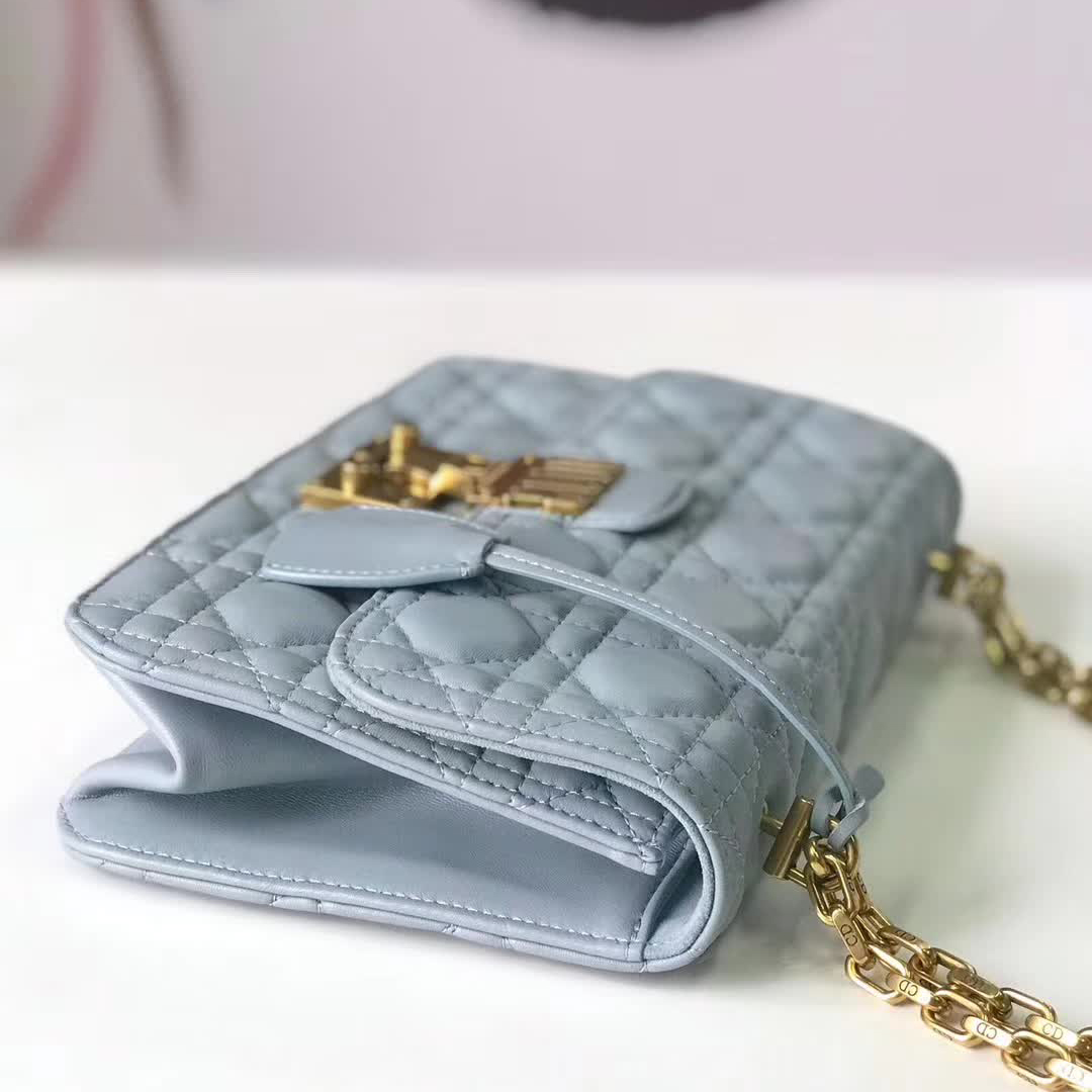 【原版皮】迪奥/Dior 链条包,选用小羊皮绗缝藤格纹,饰以精致又摩登复古品牌标识锁扣,很有年代感,搭配链条肩带,真是perfect