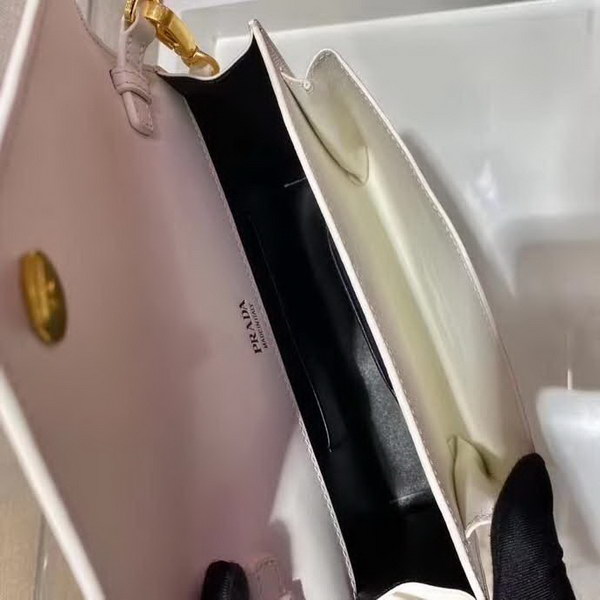 【原版皮】普拉达/Prada 肩背包,诠释精致的极简主义设计格调,一枚金属徽标点缀其上,昭示品牌身份,可拆卸可调式皮革肩带,又可当手包,内配可拆卸镜子,款号: 1BP020