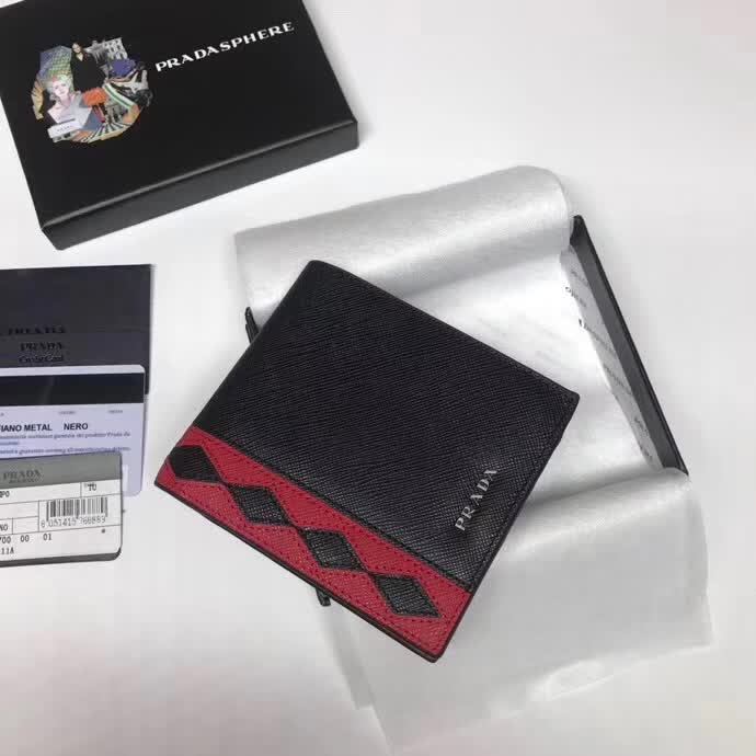 【原版皮】普拉达/Prada 短款钱夹,选用十字纹牛皮裁制而成,饰以菱形拼色,精湛走线均匀整齐,油边顺滑,款号:2M0513